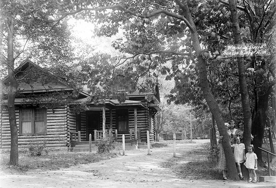 Groups of attractive log cabins were located along the park's periphery. They offered housing for those who wished to prolong their stay at the park.